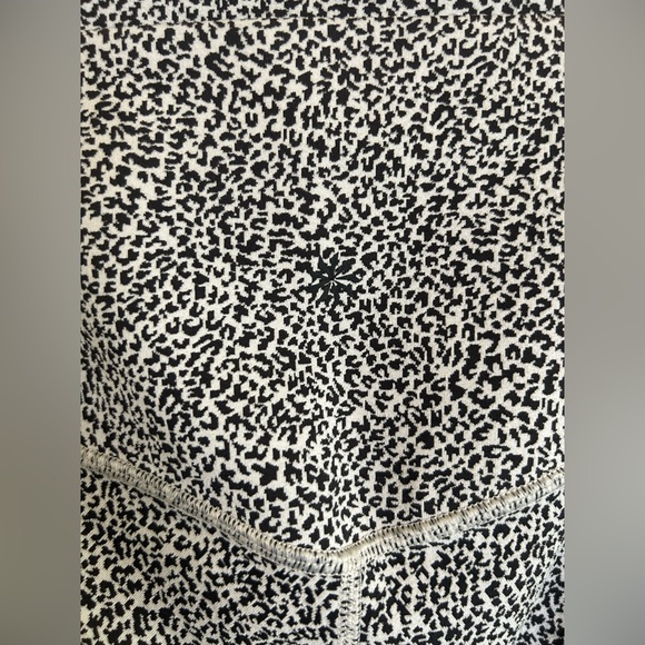 Athleta Salutation Stash Pocket II Textured Tight Leggings in Micro Cheetah Sm - Picture 4 of 9